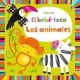 El bebé toca los animales