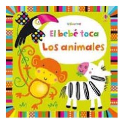 El bebé toca los animales